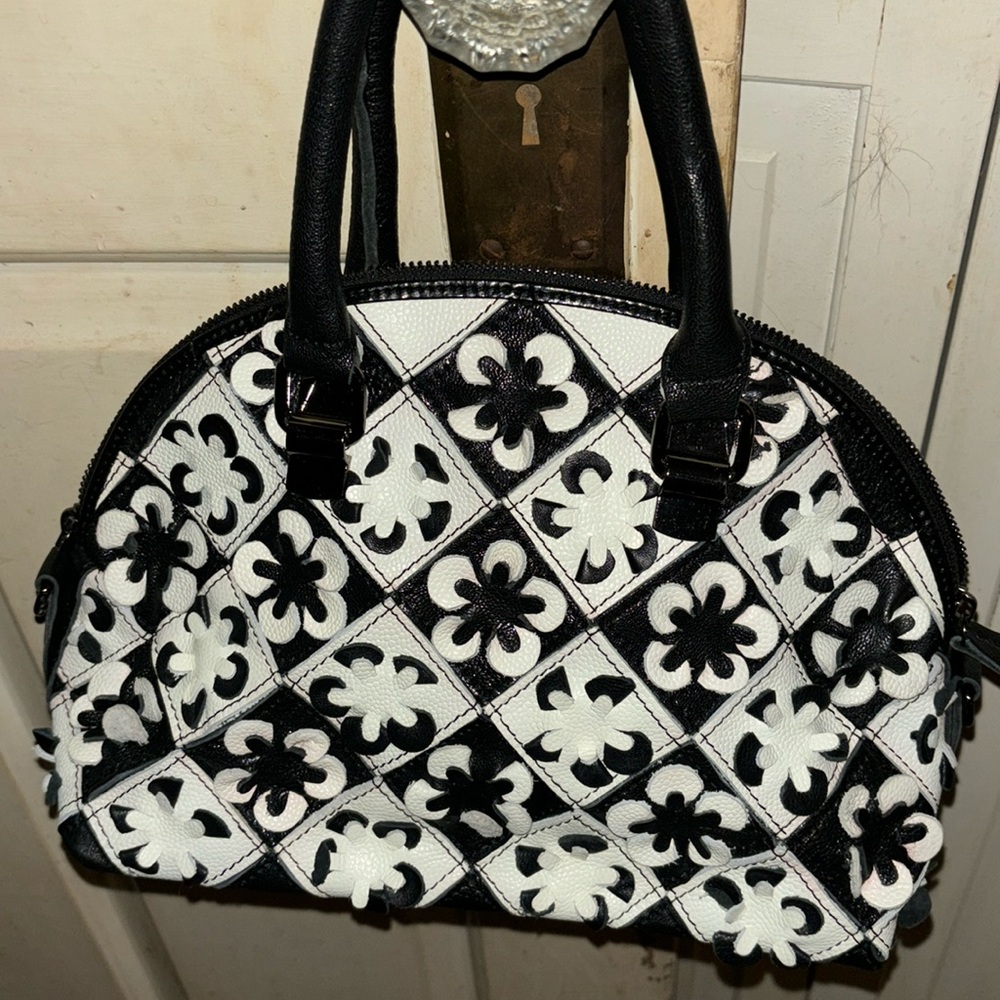 Ladies black and white NWOT purse with detachable shoulder strap